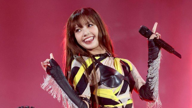 Lisa (BlackPink) bị chỉ trích chỉ vì một hành động cấm kỵ nhất khi làm idol