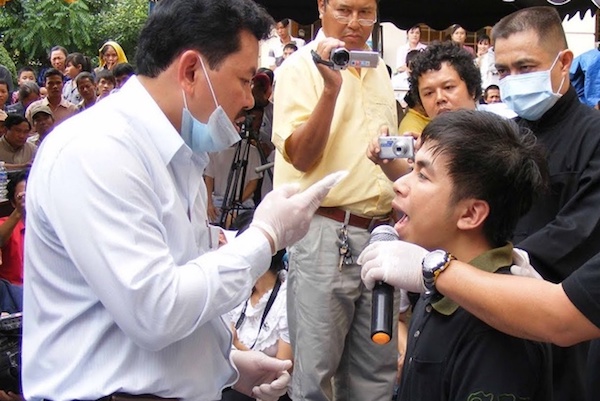 ‘Thần y’ Võ Hoàng Yên ở đâu và sống thế nào sau khi bị vợ chồng bà Nguyễn Phương Hằng cho bay sự nghiệp?