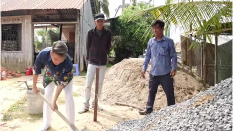 Đàm Vĩnh Hưng xây nhà cho cha nữ phạm nhân, tự tay xúc từng xẻng cát: “Tôi đã hứa cái gì thì phải làm đúng” bà Phương Hằng nhìn mà học hỏi