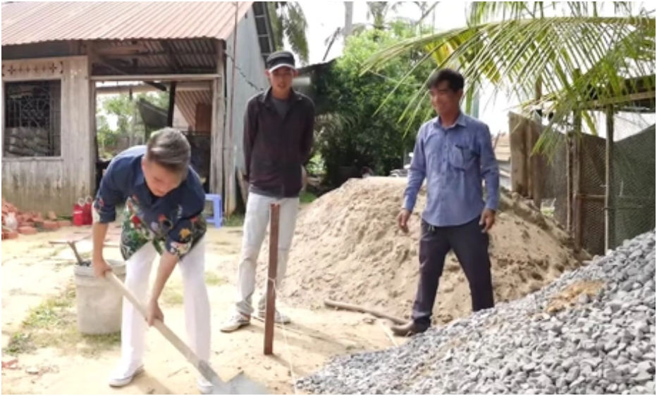 Đàm Vĩnh Hưng xây nhà cho cha nữ phạm nhân, tự tay xúc từng xẻng cát: “Tôi đã hứa cái gì thì phải làm đúng” bà Phương Hằng nhìn mà học hỏi